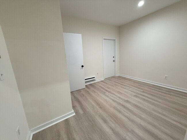 Building Photo - 452 Park Dr