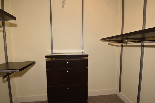 Building Photo - Charming 2nd Floor Unit In Gated Community!