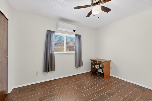 Building Photo - Close in West Side 2 bedroom 1.75/ba 1/cg