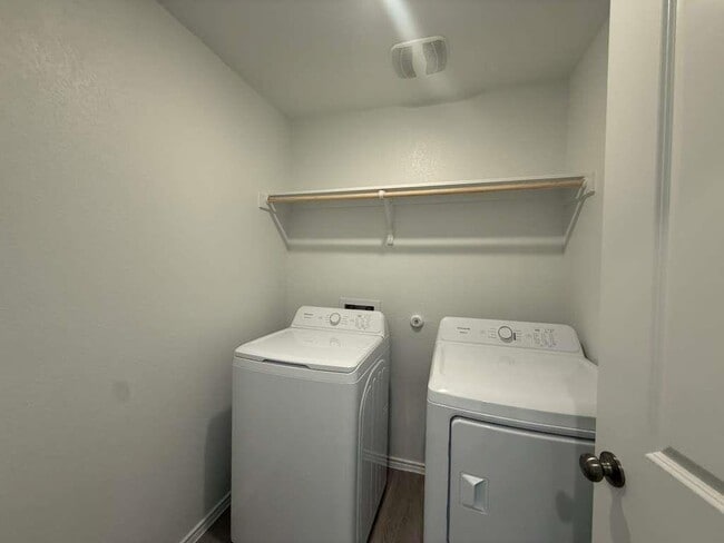 Building Photo - 205 Herald Dr