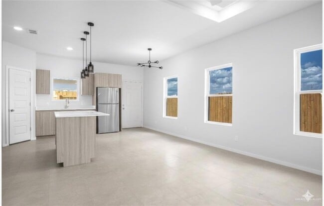 Building Photo - 608 N Alexandrite Ave