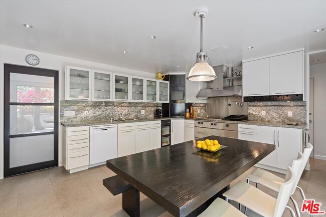 Building Photo - 2328 San Ysidro Dr