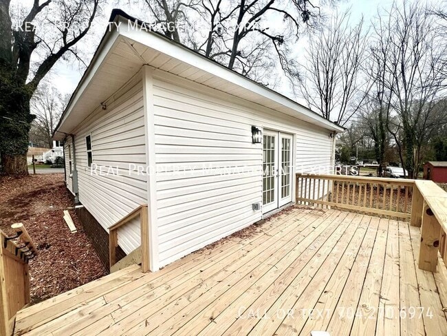 Building Photo - 147 Dixon Cir