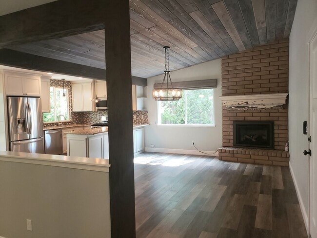 Building Photo - Beautifully Updated Single Level