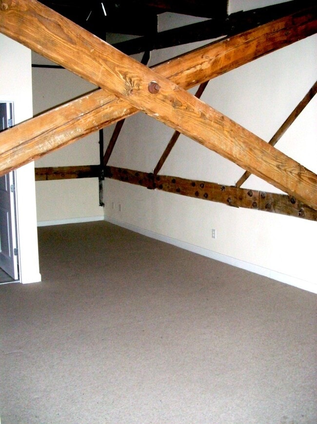 Building Photo - -- AVAILABLE AUGUST 8TH -- 2 BR / 2 BA Spe...