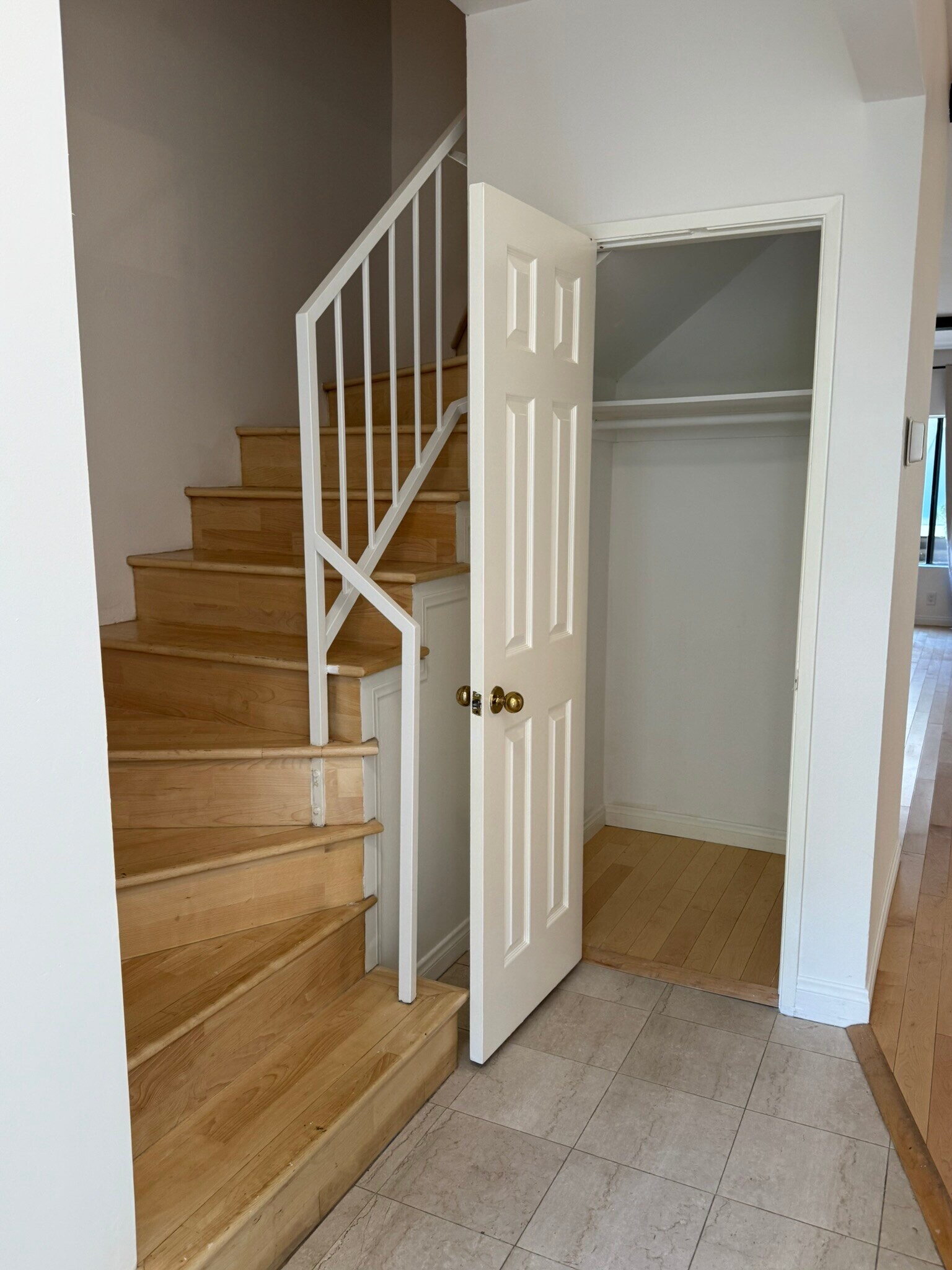 Main Entryway w/ closet - 1909 Pelham Ave