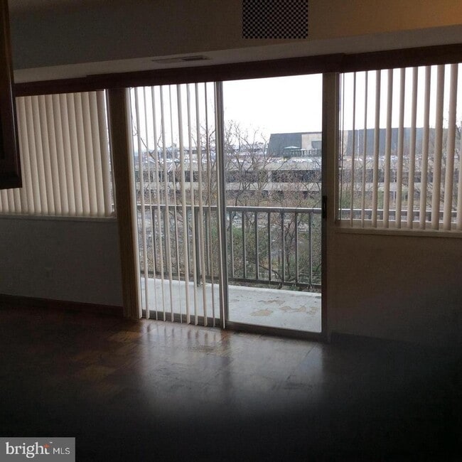 Building Photo - 5831 Quantrell Ave