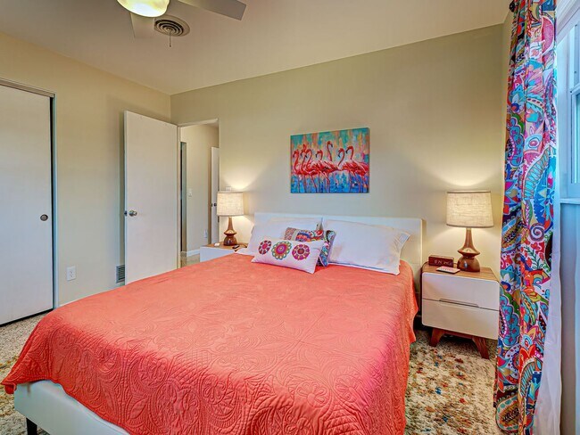 Building Photo - Seasonal Rental Near Venice – Pet-Friendly...