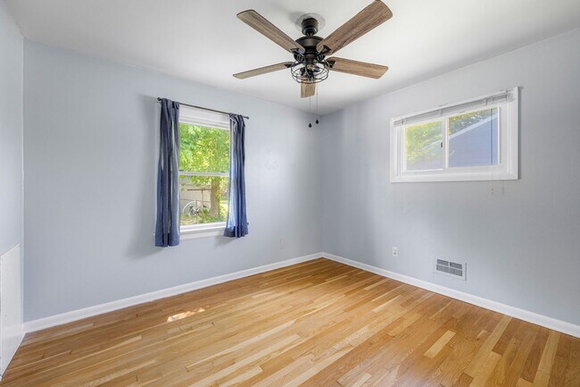 Building Photo - Beautiful 2 Bedroom Corner Lot Property Near Forest Hill Ave ***Available May 2026***