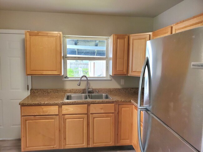 Building Photo - Classic Craftsman Home Available