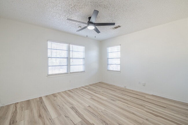 Building Photo - Beautifully Renovated 2-bedroom, 1-bathroom home!