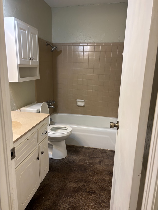 Building Photo - 3 bedroom 2 bath Edmond Duplex