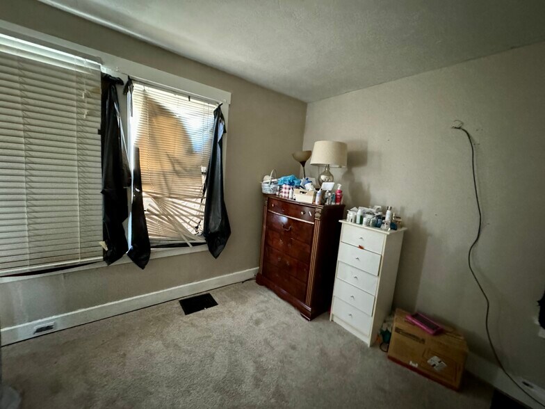 Building Photo - 911 Perry Hwy