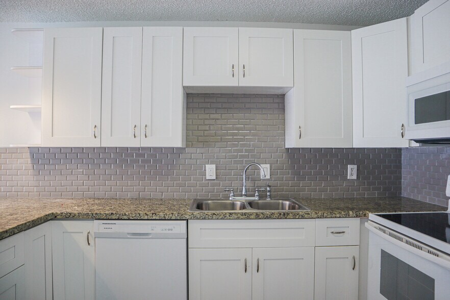 Building Photo - 8005 Lake Dr