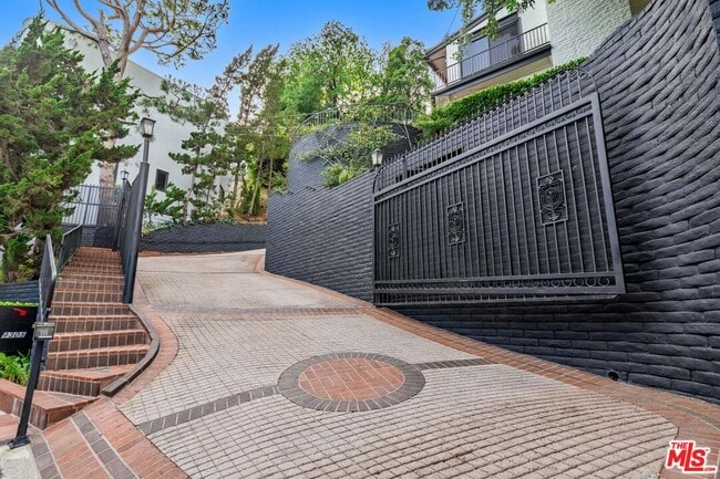 Building Photo - 9305 Beverlycrest Dr