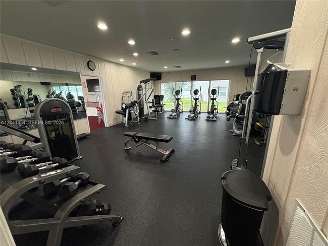 Building Photo - 1075 NE Miami Gardens Dr