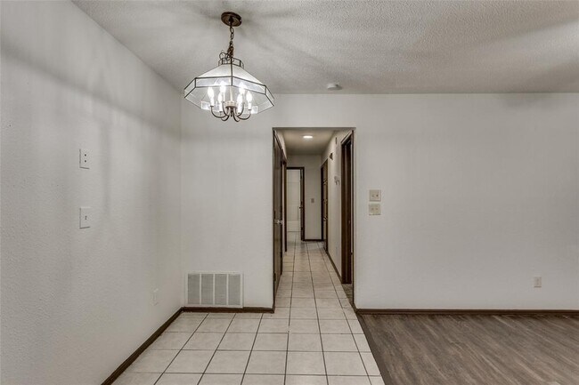 Building Photo - 2210 SW 30th St