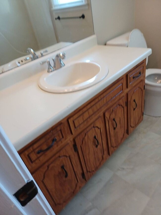 Building Photo - 3 Bedroom 2.5 Bathroom Home!