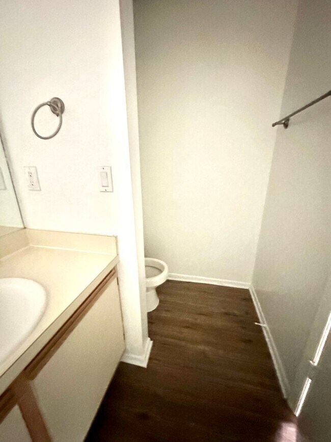 Building Photo - Beautiful 1 bed 1 bath condo in pristine l...
