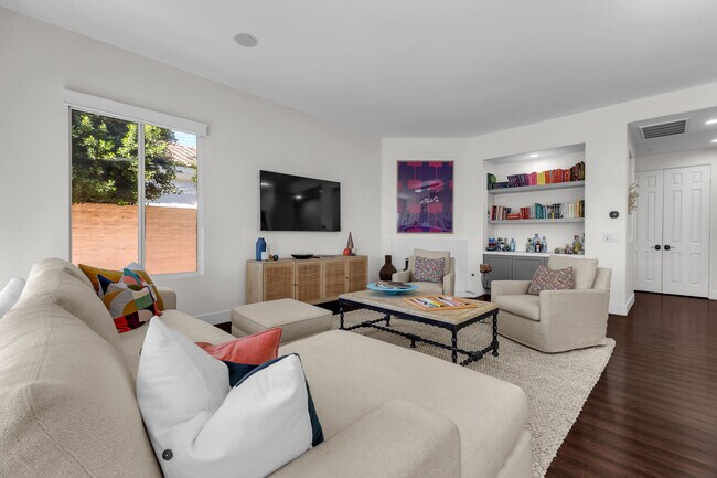 Building Photo - 35 Calle La Reina