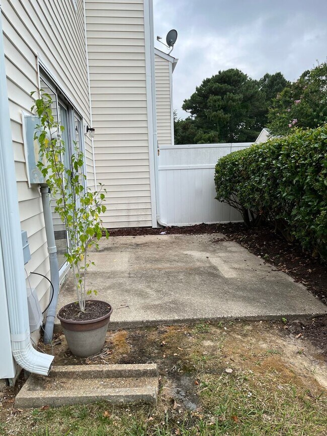 Building Photo - 2 Bedroom 1 1/2 Bath Townhome