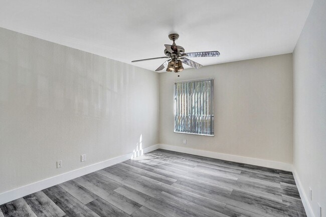 Building Photo - 2BED/1BATH renovated apartment ready to MO...