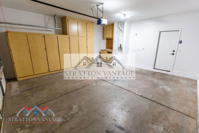 Building Photo - 484 E Cheyenne Rd