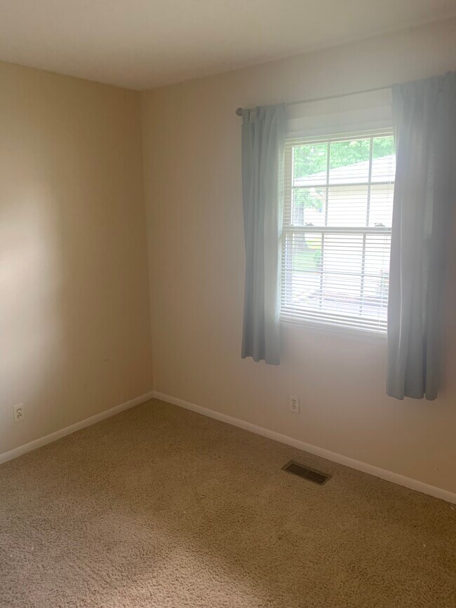 Building Photo - 2829 Hillside Dr