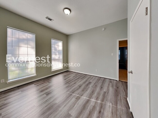 Building Photo - 4 Bed/2 Bath Home with Fenced Yard and Attached Garage / 4 Bed, 2 Bath / Pet-friendly / Available...