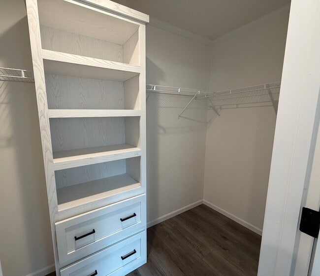 Building Photo - Spacious Pet-Friendly 3BR Home in Secure Belleville Neighborhood – Only $950/Month!