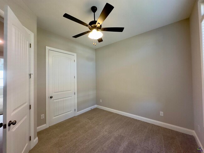 Building Photo - 111 Meyers Lake Dr