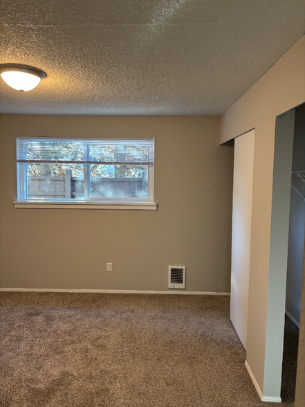 Building Photo - 1620 Kent Des Moines Rd