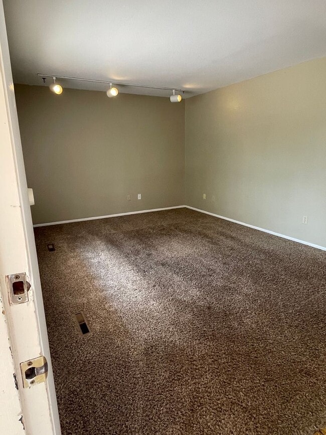 Building Photo - STUDENTS WELCOME! 4 Bed 2 Bath Home in West Ft Collins w/ Garage and Fenced Yard