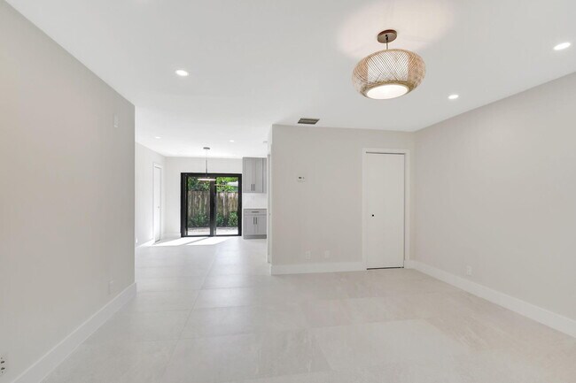 Building Photo - 2894 Florida Blvd