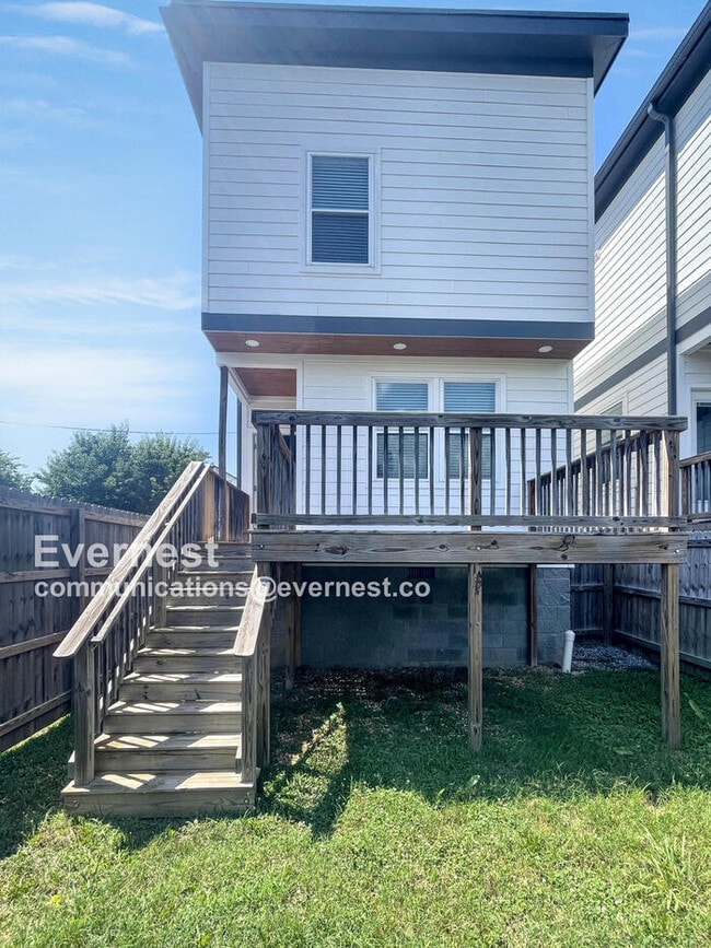 Building Photo - 2116 Courtney Ave