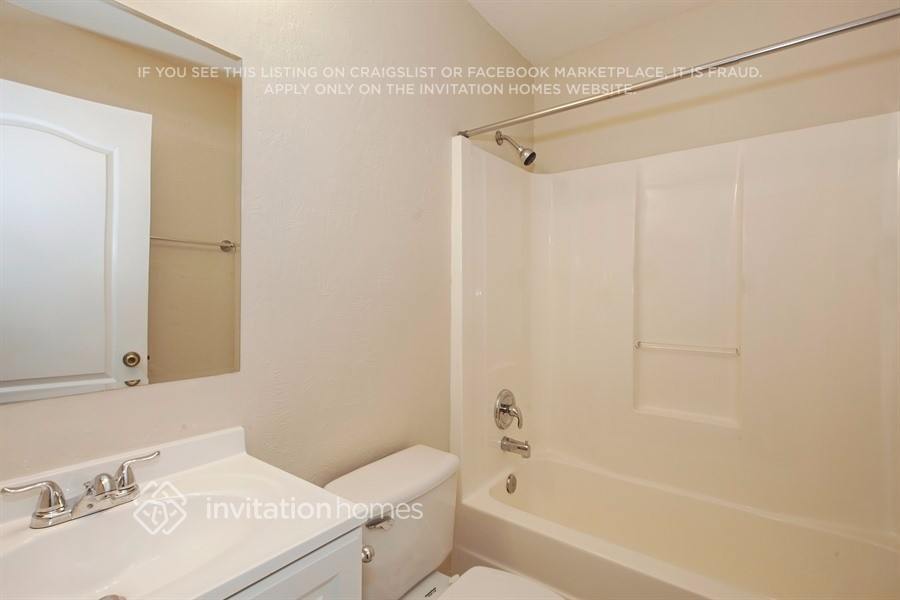 Building Photo - 1041 Park Hill Dr