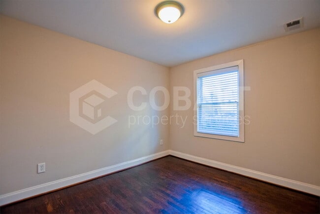 Building Photo - 626 Irwin St NE