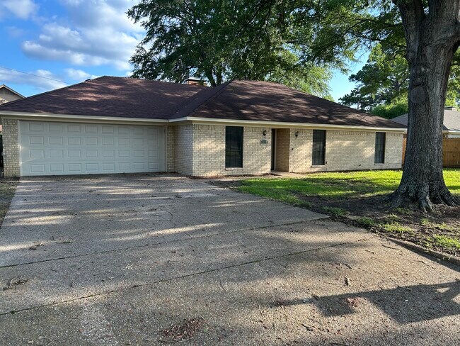 Building Photo - 1412 Woodbridge Dr