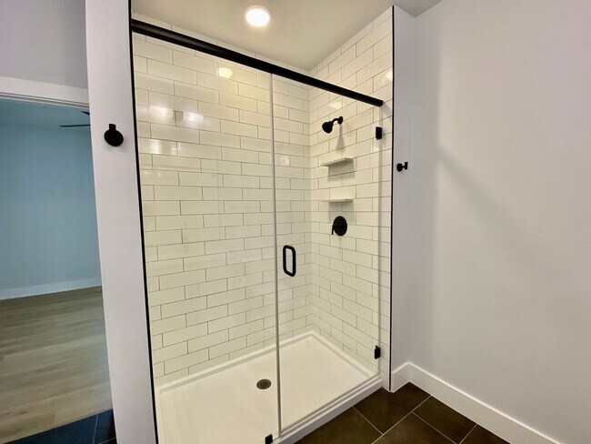 Building Photo - Stylish 3 Bedrooms 2 Bathrooms with Top-Tier Amenities Condo in East Austin!!!