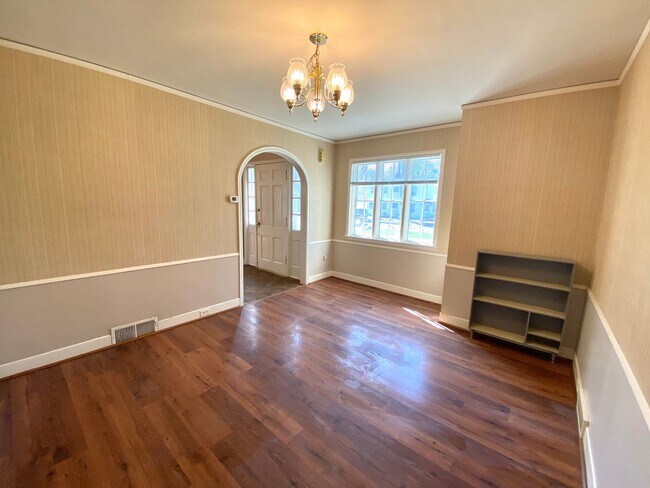 Building Photo - Stunning Historic 4 Bed Home Near NDSU