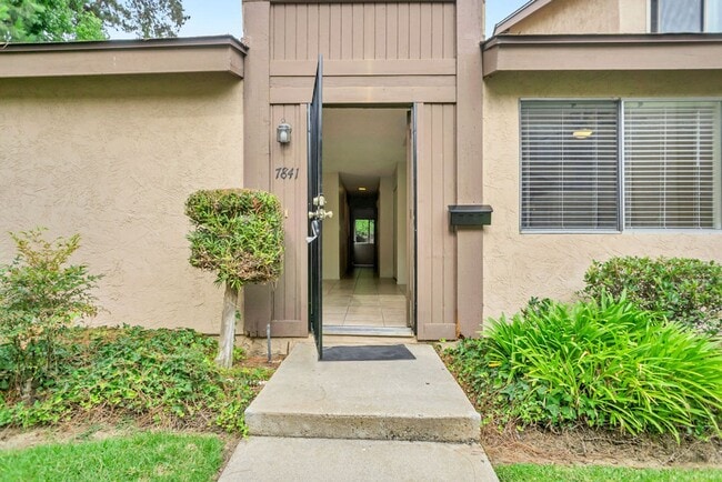 Building Photo - Great three bedroom/two bath single level corner townhome in UTC!