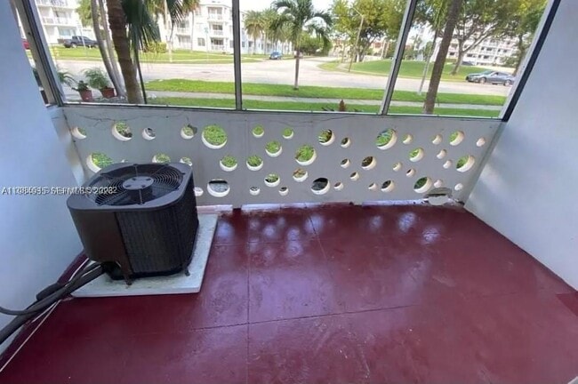 Building Photo - 1600 NE 114th St