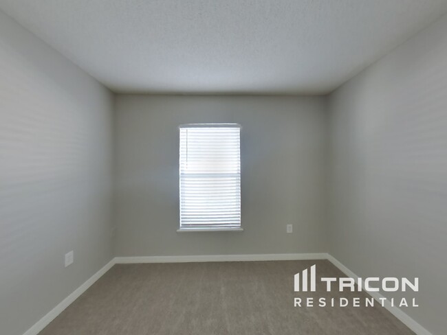 Building Photo - 2232 Nettlebrook St N