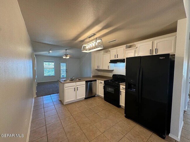 Building Photo - 10041 Paloma Dr