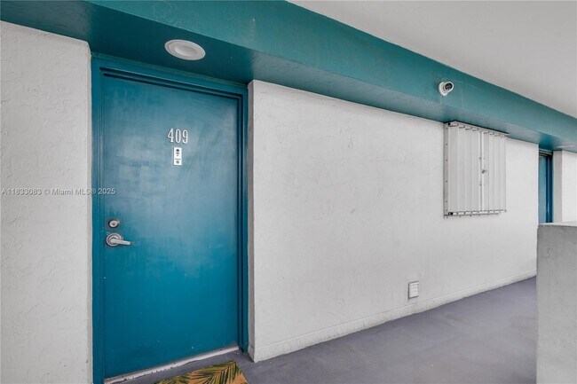 Building Photo - 1700 NW N River Dr