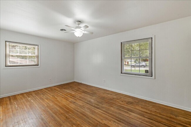 Building Photo - 109 S Chapel Dr