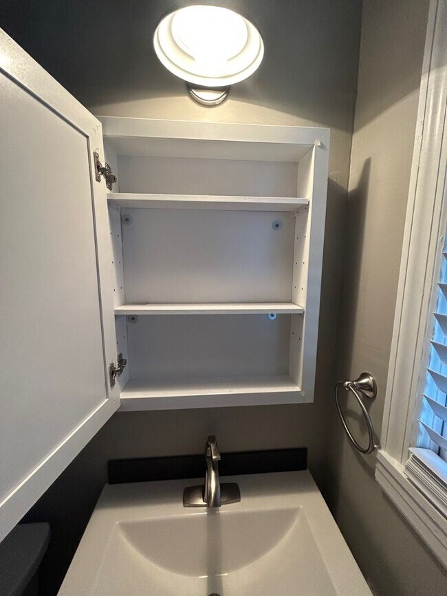 Building Photo - Beautiful updated 4 Bedroom, 3 Bath Ranch ...