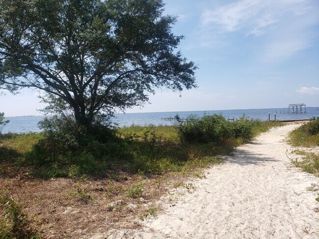 Building Photo - 3 bedroom in Sound Hammock Navarre!!