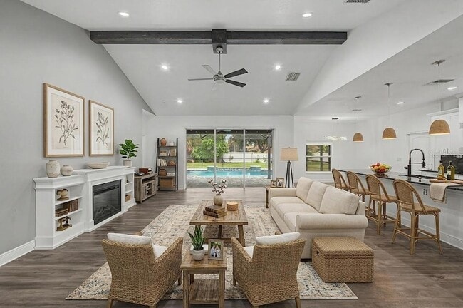 Building Photo - 606 Royal Crest Dr