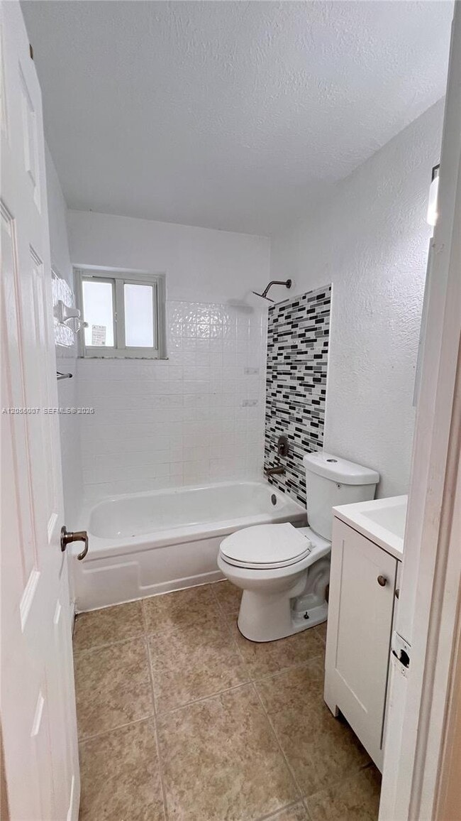 Building Photo - 984 W 40th St